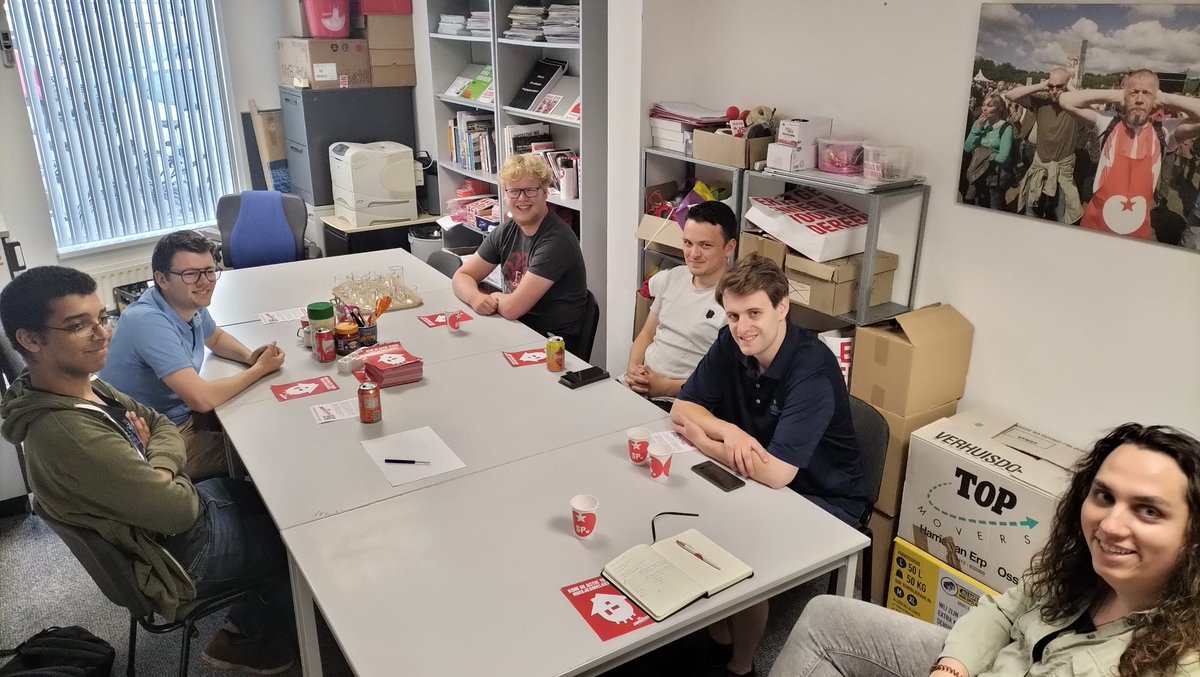 Gisterenavond kwamen we weer bij elkaar om onze acties te plannen. We hebben goede plannen gemaakt! Houd onze sociale media in de gaten om het resultaat te zien!