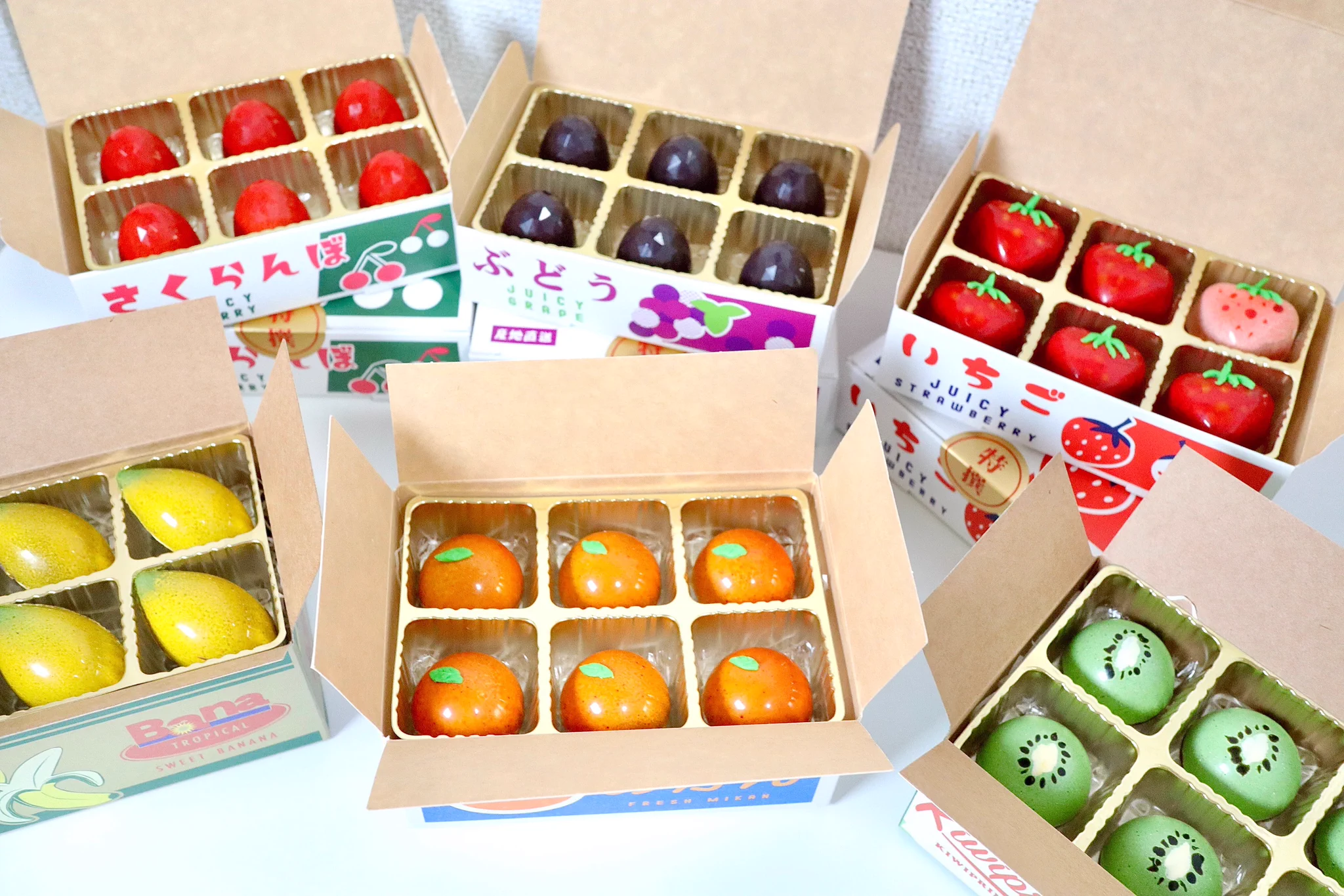 100均のミニチュア果物段ボール。中身は可愛い手作りチョコ♡