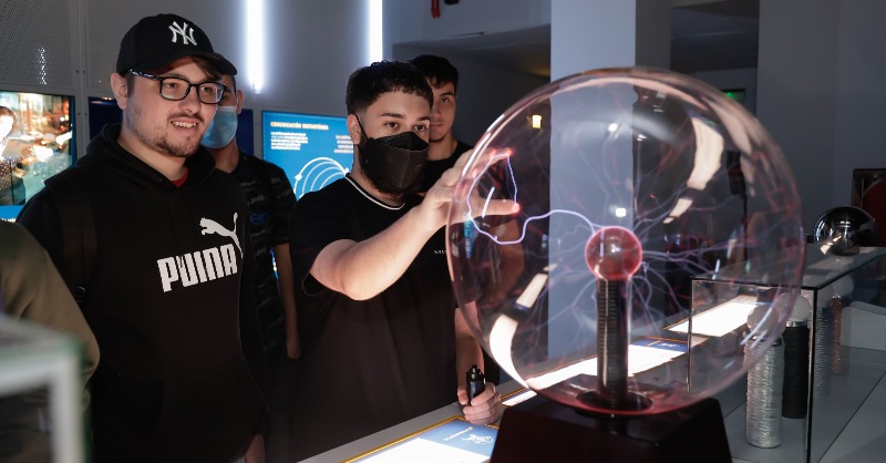 RedElectricaREE's tweet photo. 🏁 Presentamos nuestra nueva exposición 'Conectados al futuro: la transición energética' en el @museoelder de Las Palmas 🏝️

✅ Juegos
✅ Experimentos
✅ Scape Room
✅ Cultura

¡Una propuesta interactiva para que el visitante descubra su papel para un futuro verde y digital!