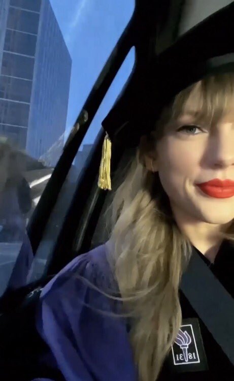 badreputashwn's tweet photo. DOUTORA TAYLOR SWIFT!!!!!!!! https://t.co/J0jOgr6xc0