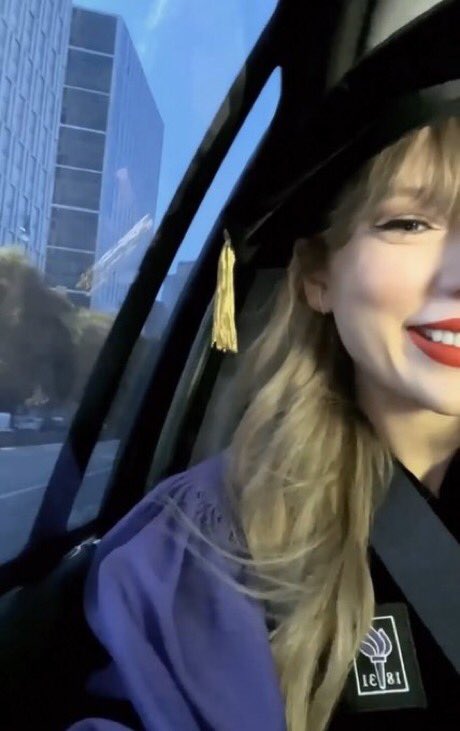 badreputashwn's tweet photo. DOUTORA TAYLOR SWIFT!!!!!!!! https://t.co/J0jOgr6xc0