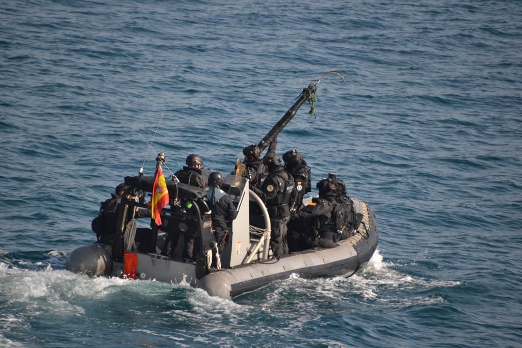 Armada_esp's tweet photo. Ejercicio #Marsec22.
En colaboración con un equipo de la Unidad Especial de Intervención de la @guardiacivil, que se encontraba a bordo del #P73Vigía, se ha simulado la intervención sobre un buque sospechoso de tráfico de estupefacientes, simulado por el #P22Tagomago. https://t.co/NyYzT3oJLW