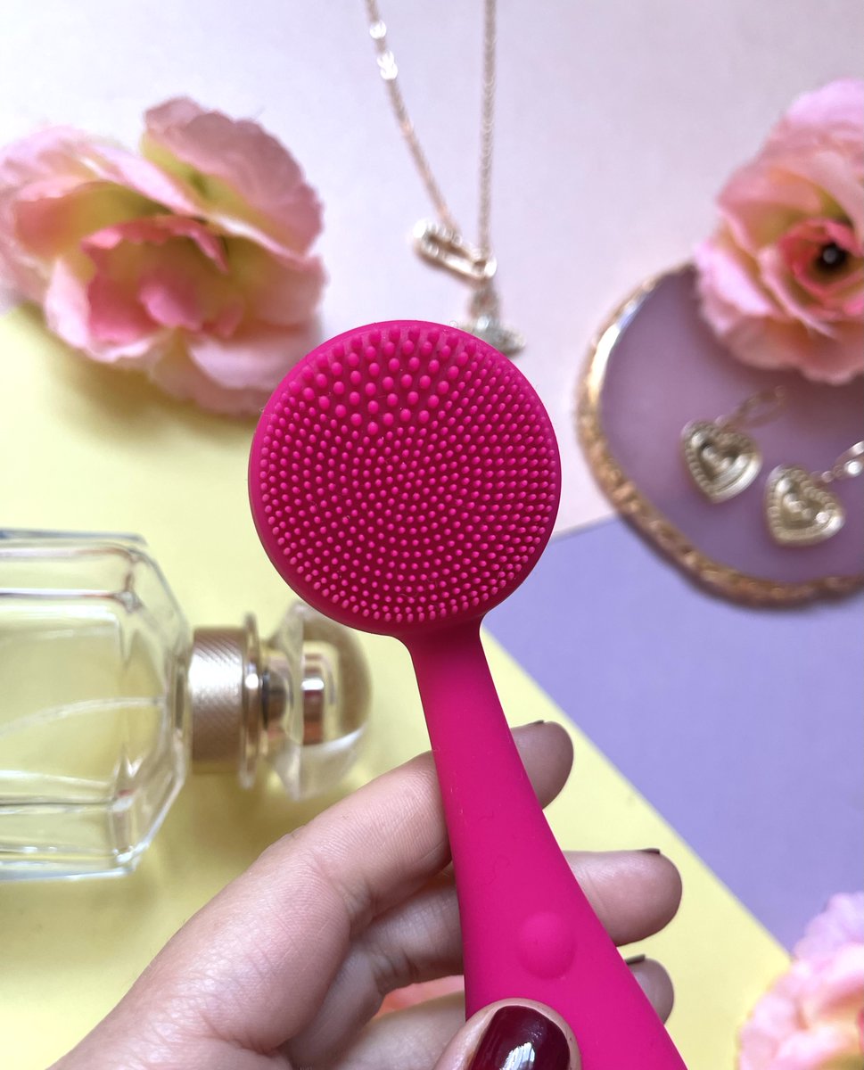 pmd_uk's tweet photo. "I've been using the PMD Clean for a couple of weeks or so now and I have to say I'm loving the results. My skin does indeed feel a lot smoother"♥️ 
A great review on our new device the PMD Clean Mini by @JueLookX   https://t.co/96RNMGayoh #BBlogRT #bbloggers  #beautyreviewuk https://t.co/6Bb2XOuTmA