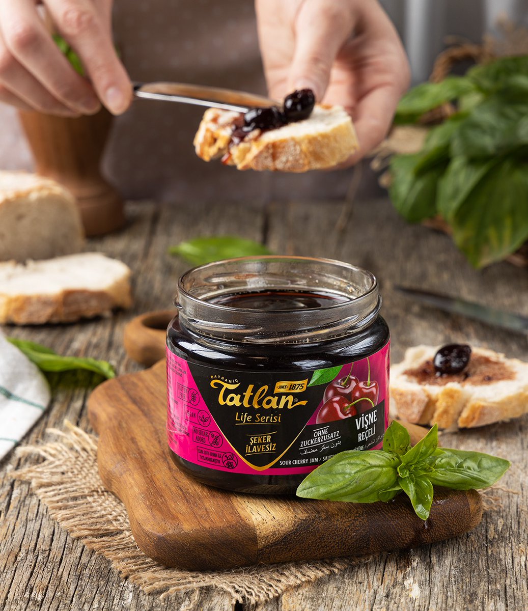 Tatlan_Helva's tweet photo. Gluten içermeyen, şeker ilavesiz, %100 doğal Tatlan Life Vişne Reçeli, güneşin, sıcaklığıyla büyüttüğü meyveleri elinizle koparmış gibi hissetmeniz için https://t.co/g6IRa3itH3’da sizleri bekliyor.🤩☀️

#tatlangıda #vişnereçeli https://t.co/NfeuDFZfyO