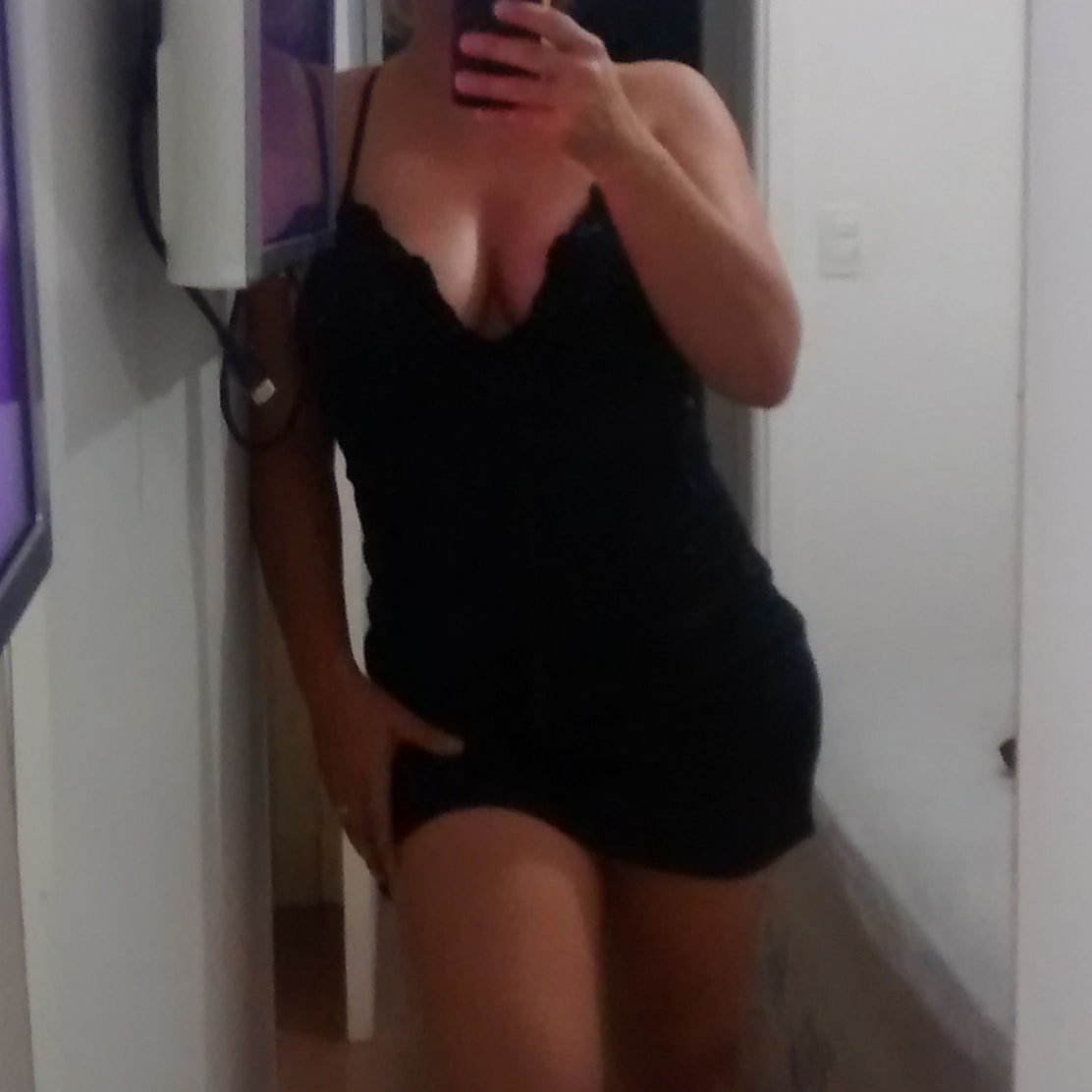 exibelove's tweet photo. Com esse frio e eu querendo um homem bem gostoso para me esquentar e me preencher por dentro... Ai ai viu...

#EsposasReais #esposaexhibicionista #esposadecorno #corno #hotwifebr #hotwife #putariabr #cuckoldbrasil #cuckload https://t.co/J2nxPi1mOA