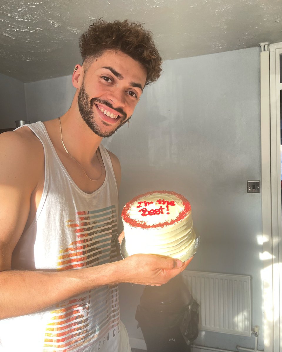 oscarcochat's tweet photo. Happy being the main character of my own world β€οΈ Iβm the Best β€οΈ
#selflove #portuguese #performer #model #chef #uk #london #celebrating #life #love #joy #happy #smile #different #moment #memories #instagay #gayguy #gay #gaybeard #cake #redvelvetcake #hummingbirdbakery #blessed https://t.co/VTfGMjUjVl
