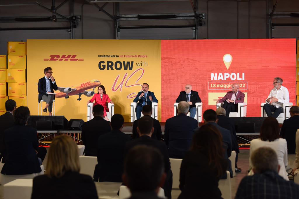 Federvolley's tweet photo. @DHLExpressItaly  rafforza la sua presenza a Napoli Capodichino

➡️La news: https://t.co/8cTjsbk4bu   

#LineaGialla | @FIPAVCampania https://t.co/SbFDXbMgRP