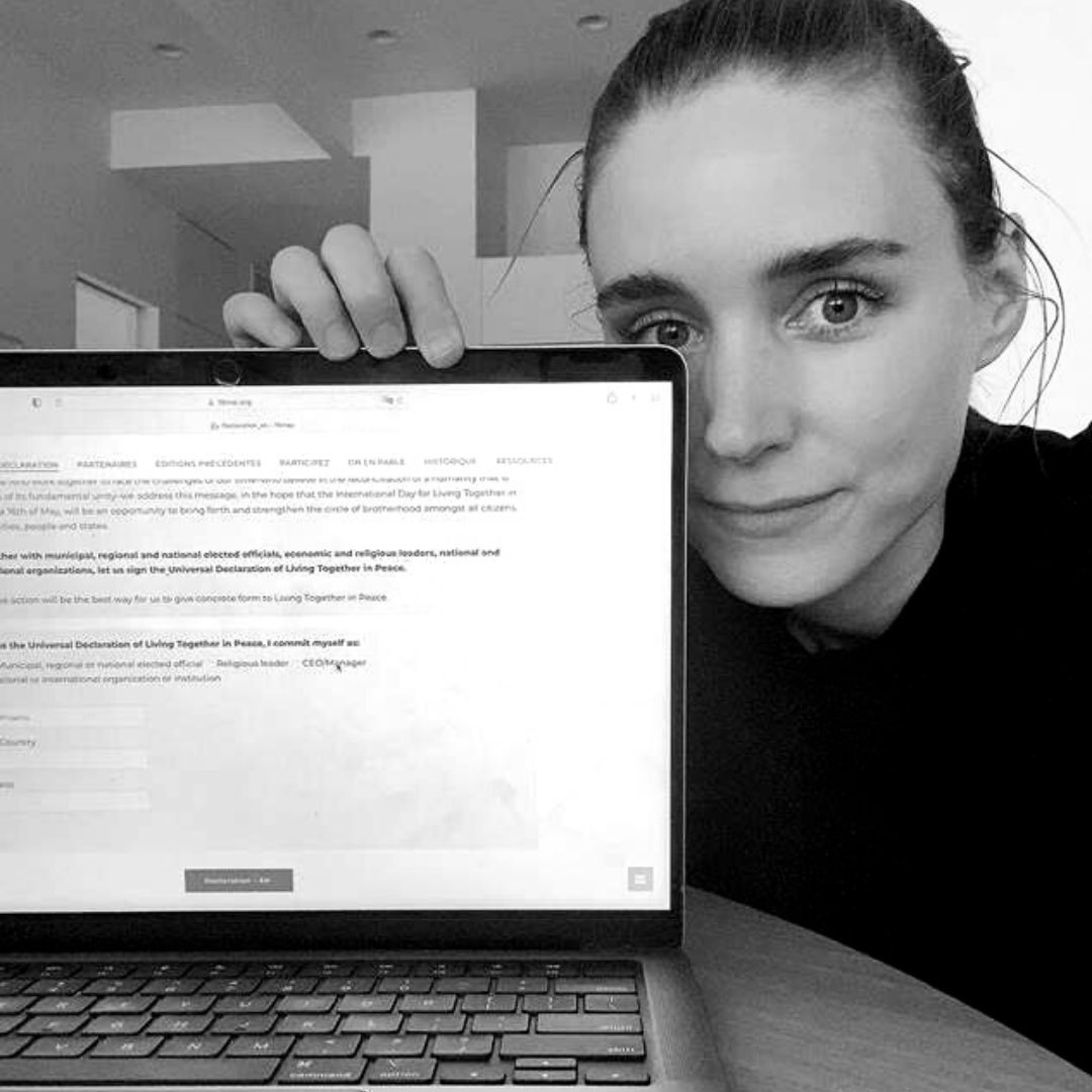 femrooney's tweet photo. Rooney Mara, ambassador of the International Day of Living Together in Peace 2022, signed the Universal Declaration of Living Together in Peace on May 16, 2022.
#RooneyMara #JIVEP
https://t.co/DEw2gz0aJW https://t.co/YwzUpkUbrL