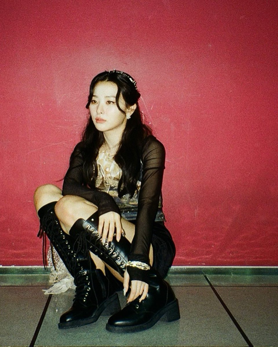 hi_sseulgiy's tweet photo. @WeGotLoves im an ahgasse, im a mature girl but idk if im cute or nah, i am quite talkactive even on the smallest things, im a Red Velvet member, but..

should I sell my soul to a devil to got ur attention? https://t.co/hUe2YJvNK9
