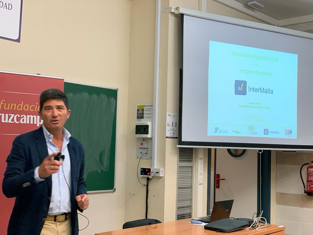 ETSIAMCordoba's tweet photo. 🗣Rafael Eraso de #Intermalta en su presentación nos comenta cuáles han sido los antecedentes de la empresa #intermaltacraft @Malteurop
‘Jornadas de #Empleabilidad e #Innovación’!
👉🏻La #CadenadeValor de la #Cerveza 🌾 🍺 https://t.co/xtF3Z6ATN9