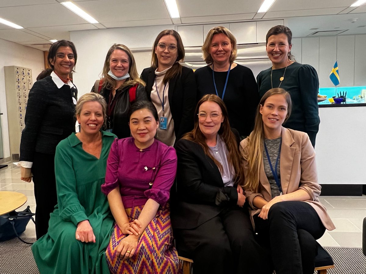 GPPAC's tweet photo. A great photo of equally great #WomenPeaceSecurity champions 📸 who pulled together the discussion on innovative solutions for feminist financing for #peacebuilding. Missed it? Watch rethinking and improving #FeminstFunding for local women peacebuilders: https://t.co/yqRX0vRkZr https://t.co/QZyopQKoxG