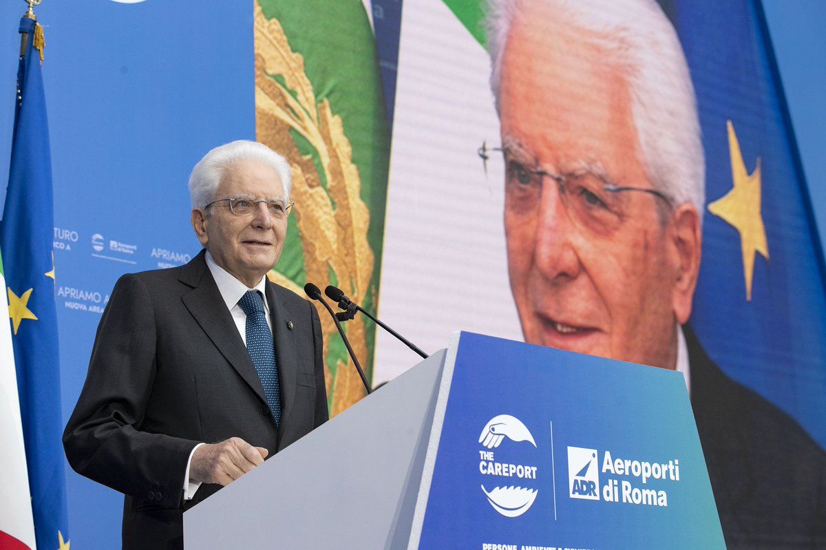 Quirinale's tweet photo. Il Presidente #Mattarella all'inaugurazione della nuova area di imbarco A dell'#Aeroporto di Fiumicino 
Il video: https://t.co/iG3mxtrAr4 https://t.co/B4cUKGLdAj