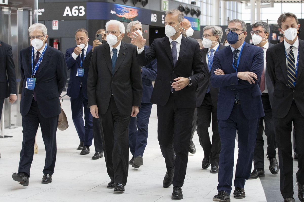 Quirinale's tweet photo. Il Presidente #Mattarella all'inaugurazione della nuova area di imbarco A dell'#Aeroporto di Fiumicino 
Il video: https://t.co/iG3mxtrAr4 https://t.co/B4cUKGLdAj