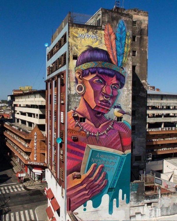 SbastienMlires1's tweet photo. A los 10 años, el quiteño Juan Sebastián Aguirre, 'Apitatán', pintó su primer cuadro en óleo. Hoy Latinoamérica, Estados Unidos y Europa han podido llenarse de color y reemplazar los espacios grises por sus murales que cuentan el mestizaje ecuatoriano con mucho humor y talento. https://t.co/Xbvpnw5lLU