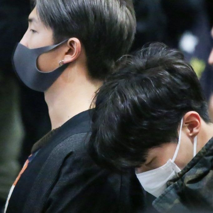 asfanfis's tweet photo. Atrasados - Namseok
#FANFIversário

Hoseok sentado na cama, olhava o relógio pela terceira vez, ao que acompanhava o marido ir e voltar do closet, descalço, trajado apenas com a calça social, trazendo nas mãos, à cada vez que retornava, uma camisa diferente. https://t.co/bLLCPT5pjf
