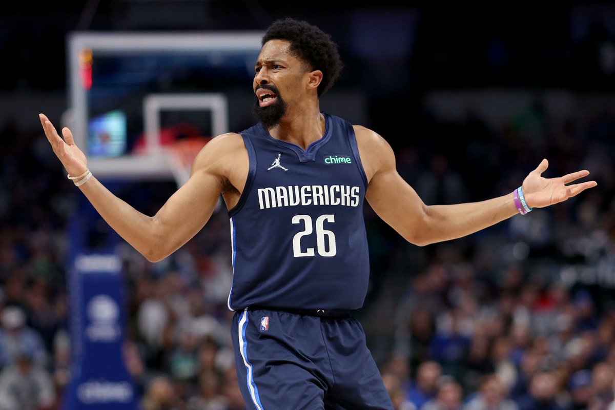 Nocioz's tweet photo. Un dollaro 💰💲. È il bonus che riceverebbe Dinwiddie se i Mavs vincessero il titolo. Manco la scommessa dei fratelli Duke in "Una poltrona per due".

#NBA #NBA75 #NBAPlayoffs  #MFFL https://t.co/8gFNQLPJxH