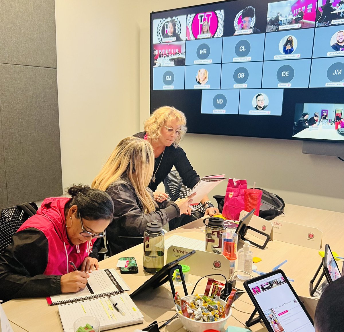 mindythetrainer's tweet photo. What a great Day one of Trainer Mentor Program we had yesterday! Also is always great to connect with leaders like @MrEj_Rosado @SimeonBookerIV while in the NYC office 😎 https://t.co/cmwOmjcoBw