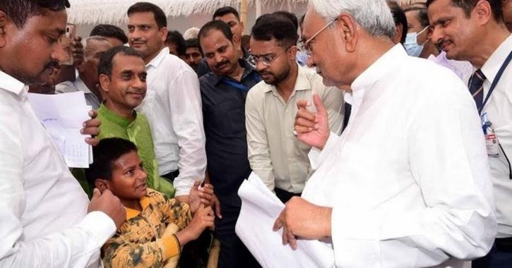 Raushan3040's tweet photo. माननीय मुख्यमंत्री @NitishKumar जी,
मेरा आपसे एक सवाल है कि क्या बिहार के सभी गरीब बच्चो को शिक्षा पाने के लिए उसे मुख्यमंत्री से मिलना पङेगा ? क्या एक गरीब बच्चा मुख्यमंत्री से मिले बिना अपने अधिकार का शिक्षा नही पा सकता है ?

@BiharEducation_ 
#siksha_sudhar https://t.co/MMJjrhJzrj