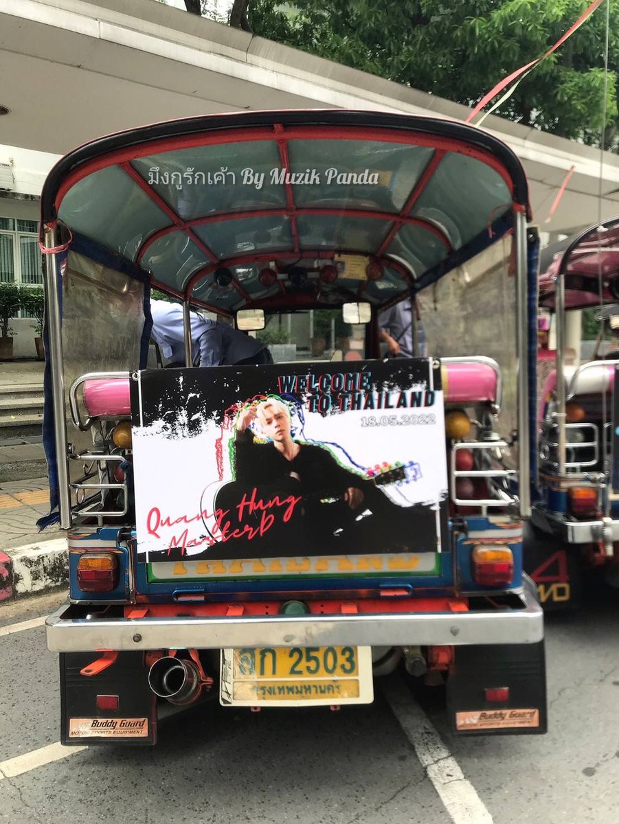 pan_muzik's tweet photo. WELCOME TO THAILAND MASTERD

มาถึงไทย ไม่ได้นั่งรถตุ๊กๆ คือมาไม่ถึงนะจ๊ะ

แล้วยิ่งตุ๊กๆ ที่มีป้ายตัวเองด้วยแล้วนั้นนนน

ถ้าได้ลองนั่งจะฟินขนาดไหนน้าาาา 🛺💨

(รายละเอียดใต้ทวิตค่ะ)

#QuangHungMasterD #Muzik

#WelcometoThailandMasterD https://t.co/ayjaUDBVJi