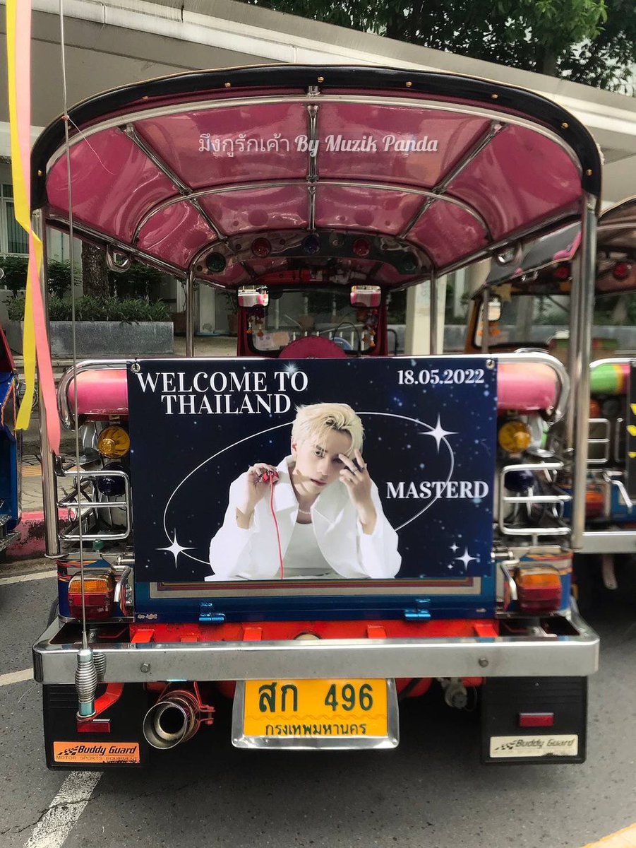 pan_muzik's tweet photo. WELCOME TO THAILAND MASTERD

มาถึงไทย ไม่ได้นั่งรถตุ๊กๆ คือมาไม่ถึงนะจ๊ะ

แล้วยิ่งตุ๊กๆ ที่มีป้ายตัวเองด้วยแล้วนั้นนนน

ถ้าได้ลองนั่งจะฟินขนาดไหนน้าาาา 🛺💨

(รายละเอียดใต้ทวิตค่ะ)

#QuangHungMasterD #Muzik

#WelcometoThailandMasterD https://t.co/ayjaUDBVJi