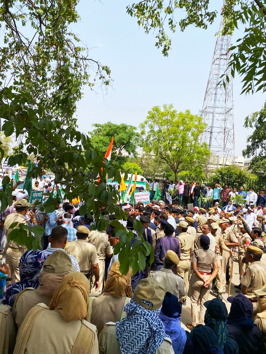 VikramMeena_'s tweet photo. न रुकूँगा न झुकूंगा, 13 जिलों के 3 करोड़ लोगों के हक के लिए मरते दम तक संघर्ष करूँगा !

#ERCP_नेशनल_प्रोजेक्ट_बनाओ https://t.co/F3Aib2jOn4