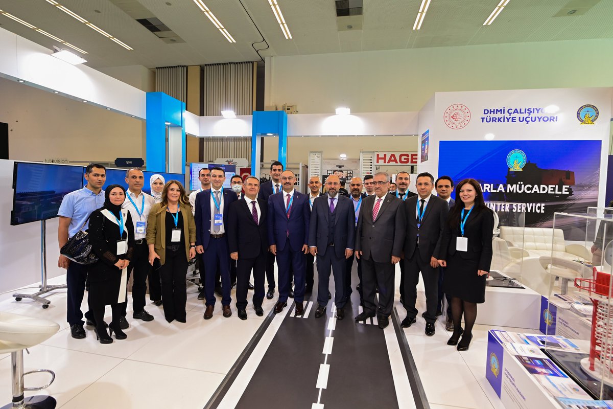 dhmikurumsal's tweet photo. ATO Congresium'da düzenlenen "4. Verimlilik ve Teknoloji Fuarı" açılışı Cumhurbaşkanı Yardımcısı Fuat Oktay’ın katılımıyla gerçekleştirildi.

Açılış törenine katılan YK Başkanı ve Genel Müdürümüz Hüseyin Keskin, millî proje ve sistemlerimizin sergilendiği standımızı ziyaret etti. https://t.co/SVEZr4jnd5