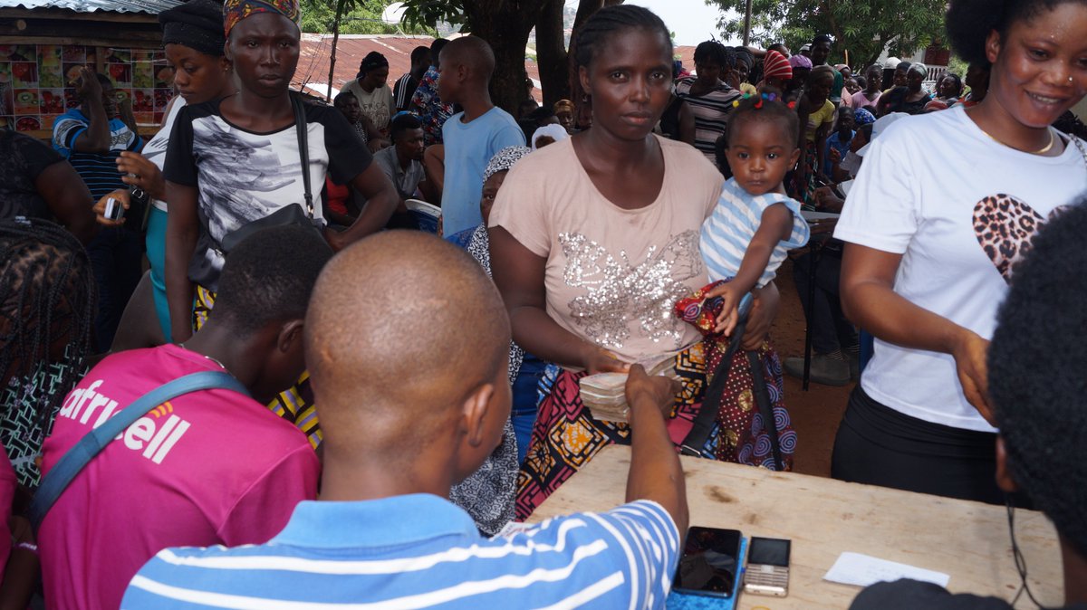SosLeone's tweet photo. @SosLeone strengthens vulnerable families to take care of children.
To cushion the #socioeconomic impact of COVID, an additional 414 families in Kamayama and Malama communities have benefited from #acash transfer 
@SosLeone
. Each family received SLL 1,300,000 through #afrimoney. https://t.co/KqKpAYF9vh