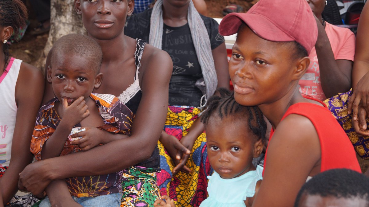 SosLeone's tweet photo. @SosLeone strengthens vulnerable families to take care of children.
To cushion the #socioeconomic impact of COVID, an additional 414 families in Kamayama and Malama communities have benefited from #acash transfer 
@SosLeone
. Each family received SLL 1,300,000 through #afrimoney. https://t.co/KqKpAYF9vh