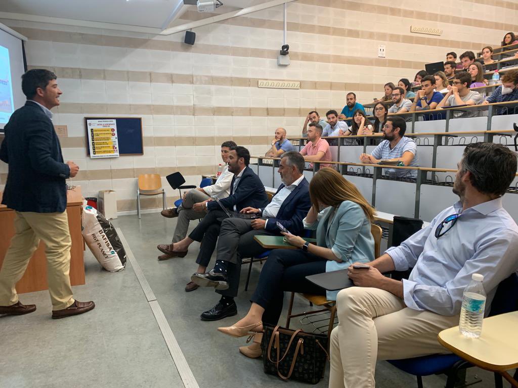 ETSIAMCordoba's tweet photo. 🗣 Actualmente Rafael Eraso ejerce su actividad profesional como responsable de desarrollo de #cebadamaltera en España con #Intermalta #IntermaltaCraft @Malteurop
Nos presenta las competencias y habilidades de #ingenierosagrónomos del futuro
👉🏻La #CadenadeValor de la #Cerveza 🌾 https://t.co/qBNI6JQGzw