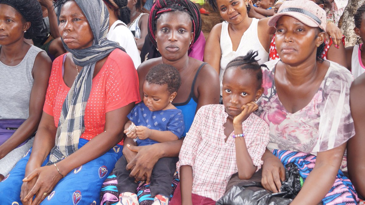 SosLeone's tweet photo. @SosLeone strengthens vulnerable families to take care of children.
To cushion the #socioeconomic impact of COVID, an additional 414 families in Kamayama and Malama communities have benefited from #acash transfer 
@SosLeone
. Each family received SLL 1,300,000 through #afrimoney. https://t.co/KqKpAYF9vh