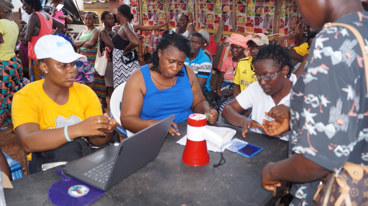 SosLeone's tweet photo. @SosLeone strengthens vulnerable families to take care of children.
To cushion the #socioeconomic impact of COVID, an additional 414 families in Kamayama and Malama communities have benefited from #acash transfer 
@SosLeone
. Each family received SLL 1,300,000 through #afrimoney. https://t.co/KqKpAYF9vh