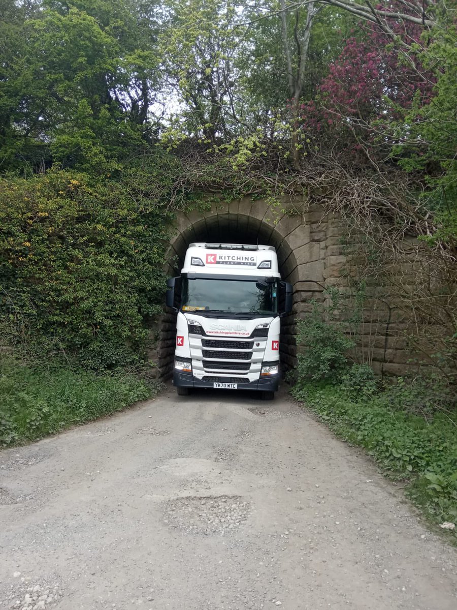 KitchingPlant's tweet photo. Not a lot of room either side for this delivery! 😅

#kitchingplanthire #planthire #harrogate #knaresborough #leeds #bradford #york #selby #sheffield #keighley #yorkshire #jcb #kubota #hitachi #excavator #digger #minidigger https://t.co/WKkxkmk8Nv