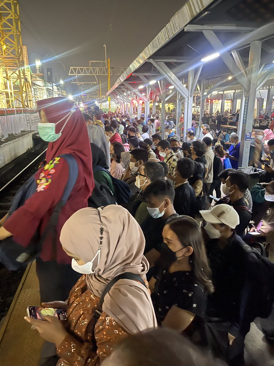 DeviPermadi's tweet photo. Terpantay warbiasak ramai krl bekasi di manggarai jam segini @CommuterLine https://t.co/IDXfloEuFn