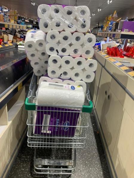 SpainIsDiffere5's tweet photo. #ViruelaDelMono
- Fernando Simón, sobre la viruela del mono: «No podemos descartar que haya una transmisión importante». 
- YO: https://t.co/k0QtDeOk34