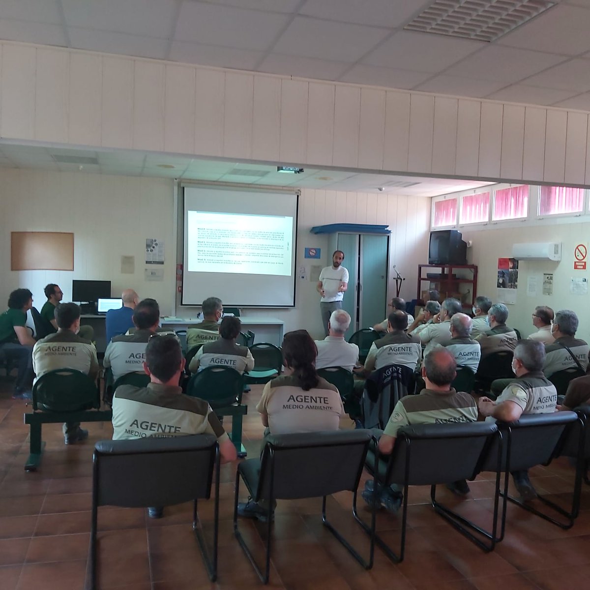 Plan_INFOCA's tweet photo. Hoy en el #CEDEFO de #SantaElena, #Jaén, primera jornada provincial para @AAMM_And y #CeladoresForestales previas al inicio de campaña. Con un total de 21 asistentes, en ella han intervenido el #DirCOP, @DavidBuenoIIFF, 2 #TécnicosExtinción y 2 #TécnicosOperaciones https://t.co/OaJUWFZReX