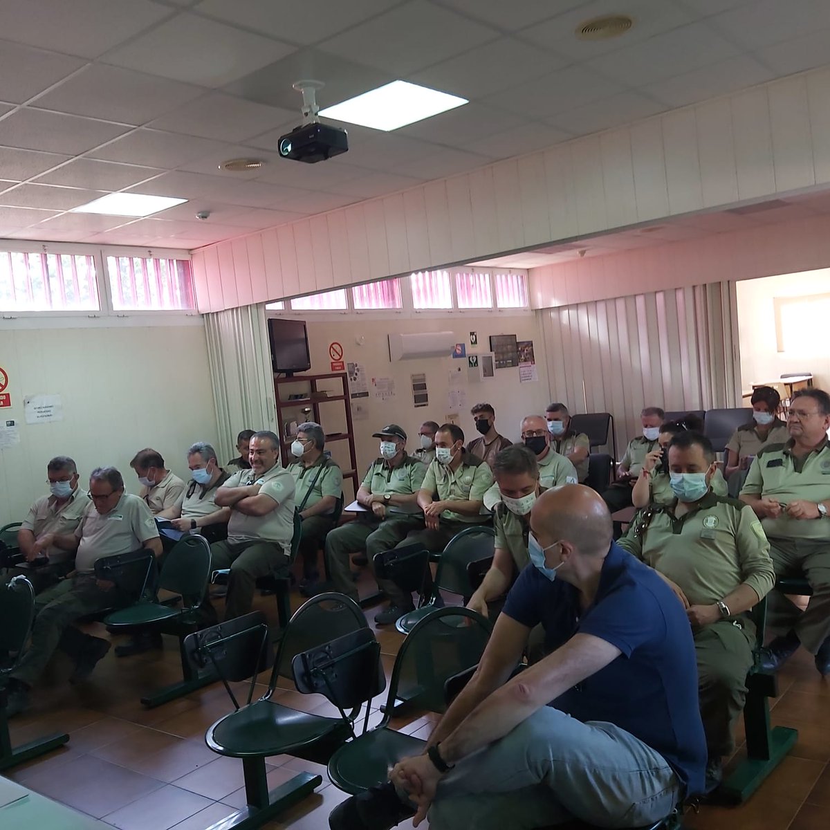 Plan_INFOCA's tweet photo. Hoy en el #CEDEFO de #SantaElena, #Jaén, primera jornada provincial para @AAMM_And y #CeladoresForestales previas al inicio de campaña. Con un total de 21 asistentes, en ella han intervenido el #DirCOP, @DavidBuenoIIFF, 2 #TécnicosExtinción y 2 #TécnicosOperaciones https://t.co/OaJUWFZReX
