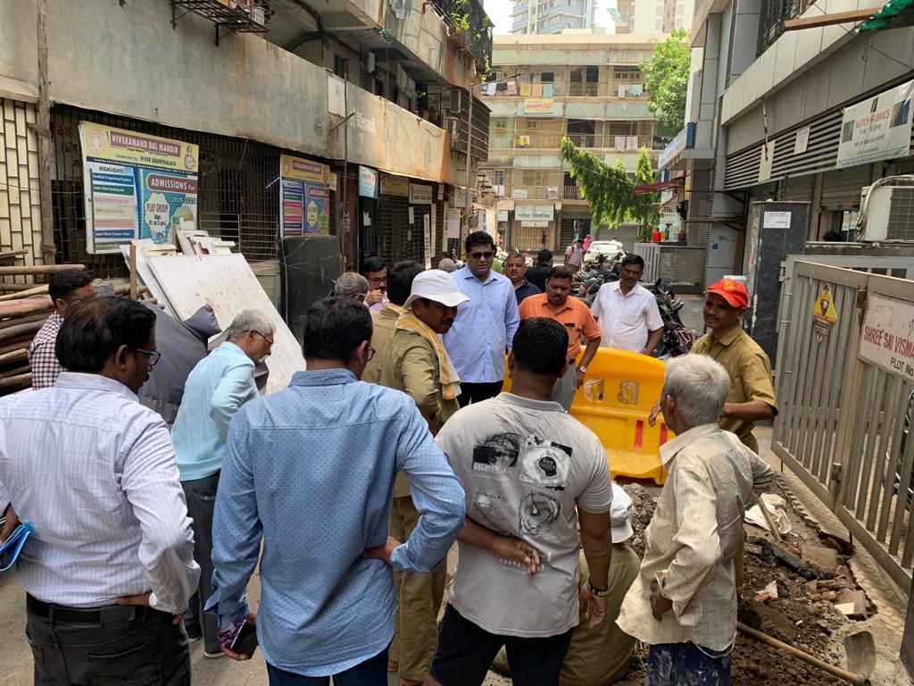 samadhan234's tweet photo. खेडगल्ली विभागात अनाजी मास्टर चाळ येथे पाणी गळतीमुळे रस्ता खचत चालला होता, भेट देऊन पाहणी केली आणि तातडीने @mybmc कर्मचार्‍यांसोबत संपर्क साधुन दुरुस्त��चे काम सुरू केले.
तत्पश्चात, लालचाळ खेडगल्ली येथे नवीन जल जोडणी कामाचा शुभारंभ केला.
#ShivsenaForMumbai
@OfficeofUT @AUThackeray https://t.co/kMGxEIvxuq