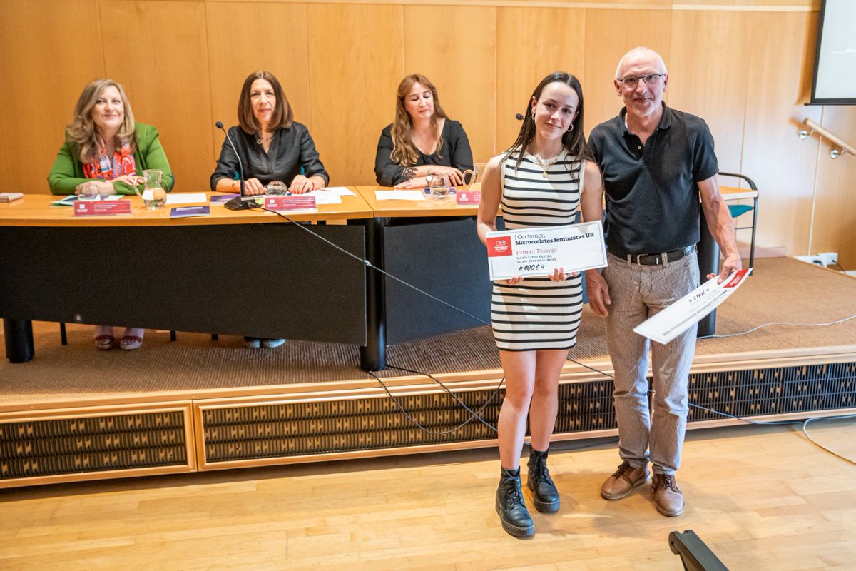 unirioja's tweet photo. Marta López Bastida, alumna de 1º de Bachillerato del @ieslalaboral, gana el I Concurso de #MicrorrelatosFeministas con su obra 'Caja de muñecas'.

¡Enhorabuena, Marta 👏👏👏👏!

ℹ️ https://t.co/6JySfgp5Dp https://t.co/lw7fbfGiIw