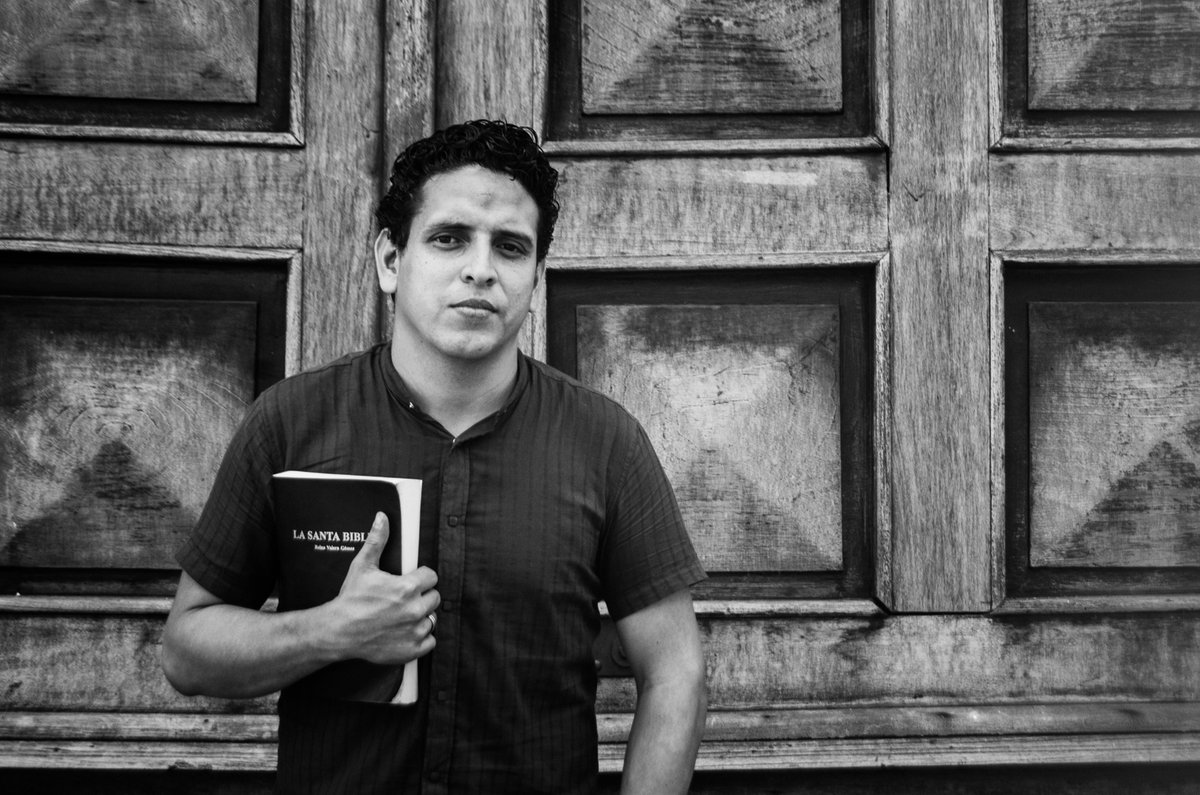«Entonces Jesús, mirándolos, dijo: Para los hombres es imposible, mas para Dios, no; porque todas las cosas son posibles para Dios.» Marcos 10:27