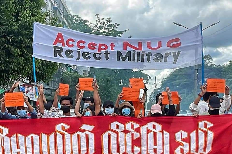 SoeThuWin85's tweet photo. May 18 on the  evening of peoples and students are Insein road somewhere on the street,Hlaing Township, Yangon Division of the protest against the terrorists military junta.
#US_SanctionMOGE 
#2022May18Coup 
#WhatsHappeningInMyanmar https://t.co/hYMv8PVZMF
