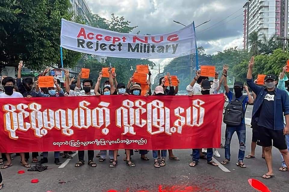 SoeThuWin85's tweet photo. May 18 on the  evening of peoples and students are Insein road somewhere on the street,Hlaing Township, Yangon Division of the protest against the terrorists military junta.
#US_SanctionMOGE 
#2022May18Coup 
#WhatsHappeningInMyanmar https://t.co/hYMv8PVZMF