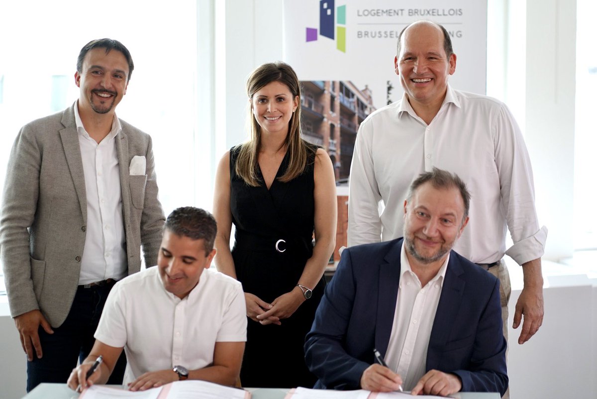 PhilippeClose's tweet photo. Signature d’une convention de collaboration « In House » entre le @LbwBrussels et @IGRETEC. Une première à Bruxelles! 
Bravo au logement bruxellois pour cette idée innovante qui va nous permettre de raccourcir les délais de construction et de rénovation de logements. https://t.co/fIipGicqSw