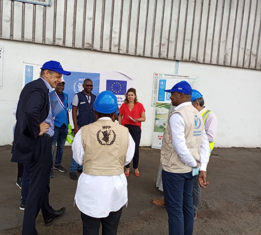 WFP_Cameroon's tweet photo. #Cameroon🇨🇲

On any given day tons of #food commodities transit via this #warehouse up to an annual average of 1⃣0⃣0⃣,0⃣0⃣0⃣MT

As noted by @P_VanDamme_EU during his visit to #Douala port the work that happens here is critical to #WFP's #SavingLives &amp; #ChangingLives agenda https://t.co/5Q3XMrEOSv