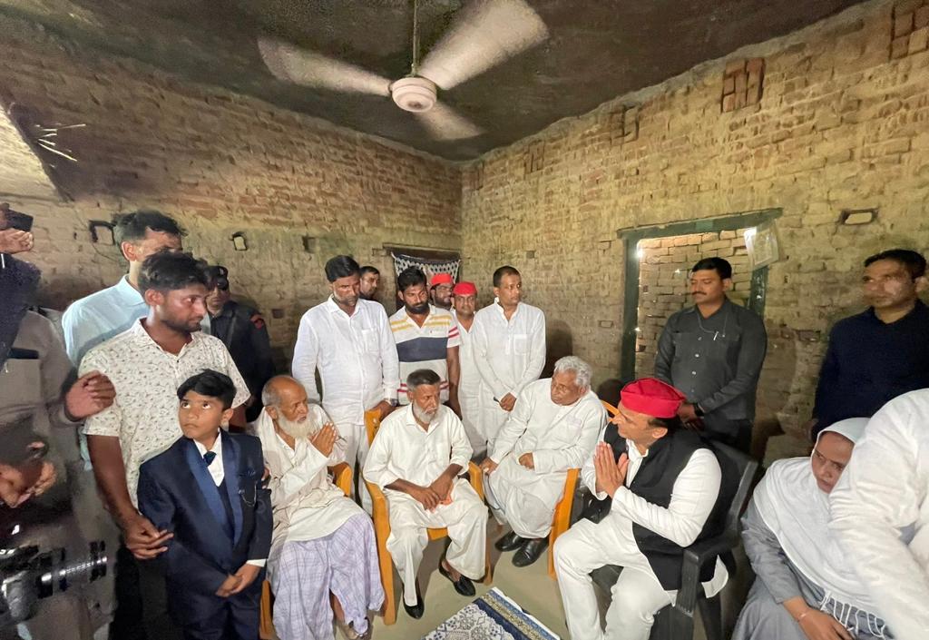 "दुखद घटना हुई है इसकी जितनी निंदा की जाए कम है। जिस पुलिस पर हम भरोसा करते हैं कि हमें सुरक्षा देगी, अगर कोई परेशानी आएगी तो हम न्याय की मांग करेंगे लेकिन वही पुलिस अब 'जान' लेने लगी है।

मा. राष्ट्रीय अध्यक्ष जी ने सिद्धार्थनगर जाकर शोकाकुल परिवार से की संवेदनात्मक भेंट।