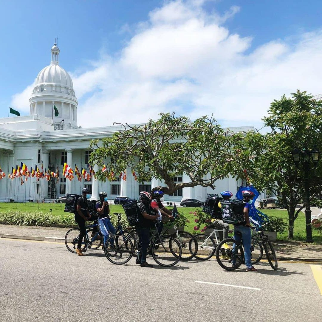 Welikumbura's tweet photo. Some seem to portray this as a forward step. A more eco-friendly initiative by @Uber riders in #SriLanka.
Well, it is not. There is a massive #FuelShortage in the country &amp; fuel price is exceptionally high. These riders are trying to make a daily living.

#lka #SriLankaCrisis https://t.co/4GfYgesef9