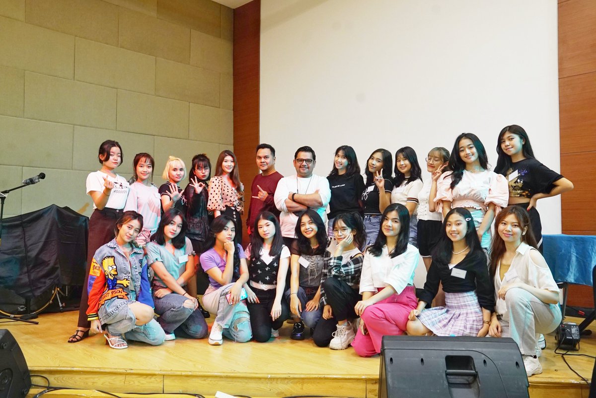 WeCanBeWinners's tweet photo. Mau tau kegiatan Winners selama karantina? Yups, Winners mendapatkan pelatihan vokal oleh kak Marta &amp; kak Joka, mulai dari artikulasi, body position, ketepatan nada, harmonisasi, &amp; stage act yg nantinya akan berguna saat tampil di depan panggung. #karantina #wecanbewinners #wcbw https://t.co/GWu7eKJR2c