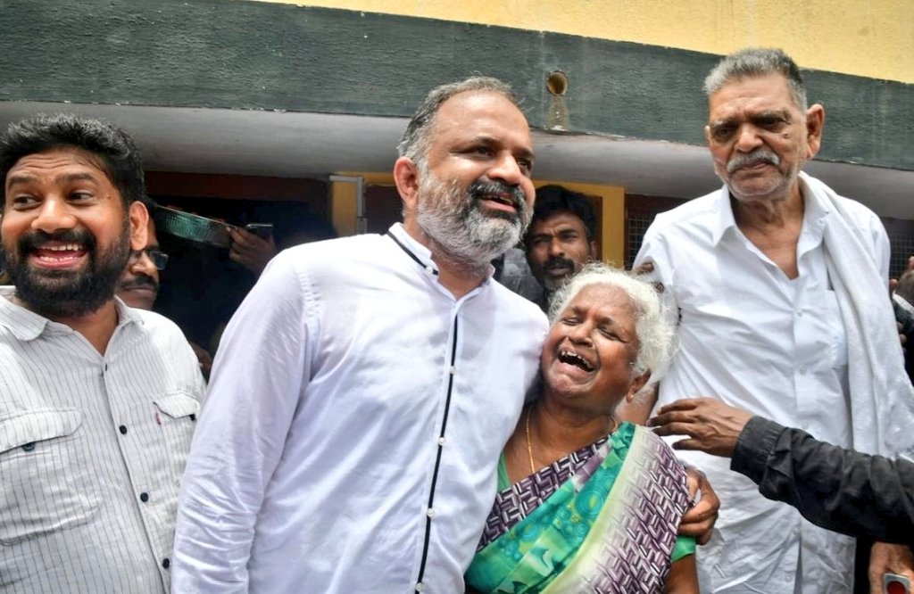 Pollachisikan's tweet photo. 31 ஆண்டுகால போராட்டம்...🖤💐

#பேரறிவாளன்_விடுதலை #PerarivalanRelease https://t.co/DR8ldfuB17