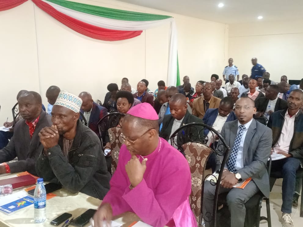 MininterInfosBi's tweet photo. Le Ministre du @MininterInfosBi lance à @Gitega les ateliers régionaux de consultation nationale des parties prenantes à la base pour collecter les contributions utiles pour l'élaboration d'une politique nationale de la population en vue d'un bon développement du Burundi. https://t.co/drgycK2YX8