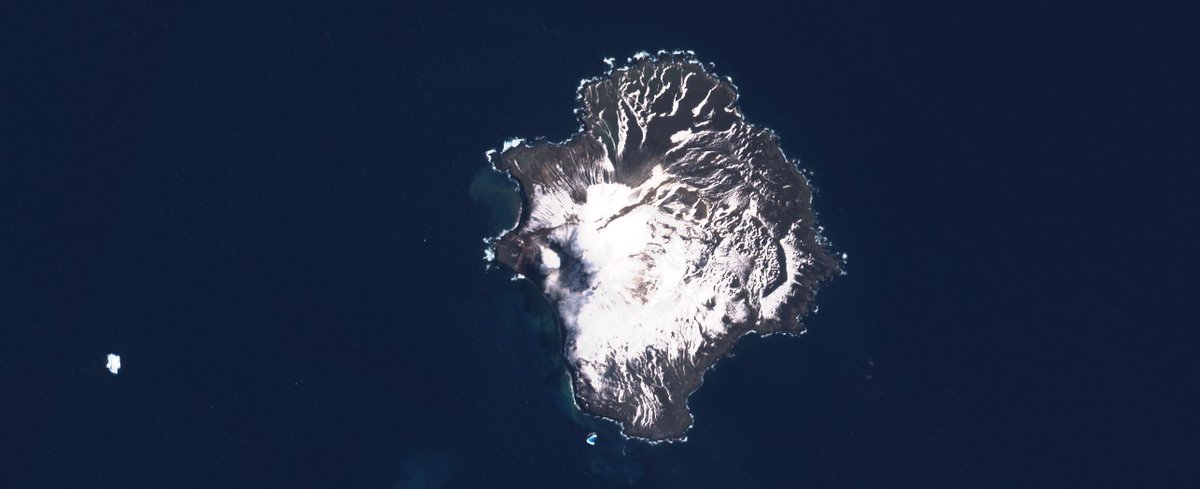 Wulkany1's tweet photo. Na Sentinel Playground sprawdziłem dzisiaj kilka wyspiarskich wulkanów: 1) #MatthewIsland #Vanuatu 2) #McDonaldIslands #Australia oraz 3) #ZavodvskiIsland #SouthSandwich Brak wyraźnych oznak erupcji, choć występuje odbarwienie wody. https://t.co/rOsKj82M70