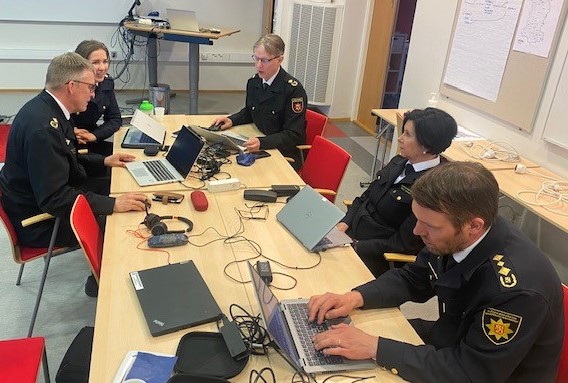 AVItwiittaa's tweet photo. #EMMA22 -valmiusharjoitukseen osallistuvat kaikki Satakunnan kunnat ja alueen viranomaiset. Harjoittelemme yhteistoimintaa, alueellisen tilannekuvan muodostamista ja tilannearviointia vakavassa häiriötilanteessa ja poikkeusoloissa. Harjoitus parantaa kuntien kriisinkestävyyttä. https://t.co/AxHawpMGS2